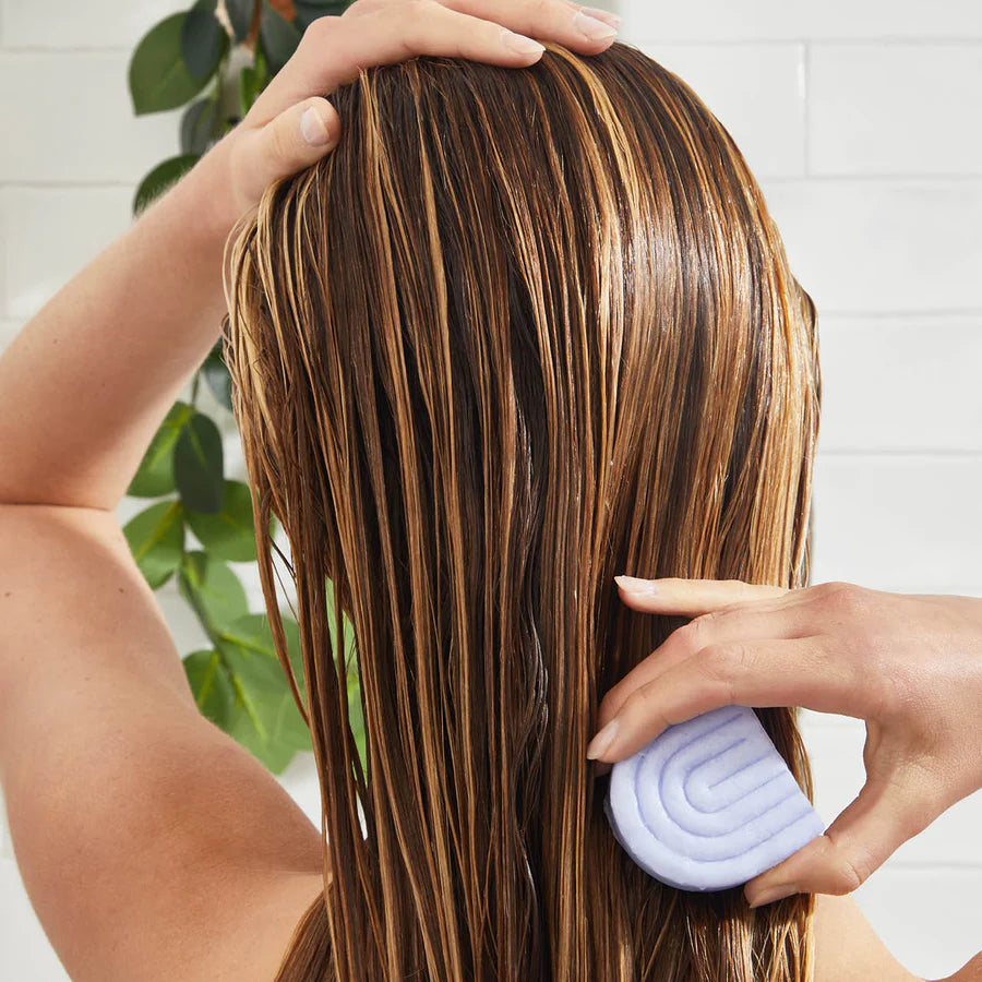 Shampoo e condicionador em barra com efeito matizante para cabelos tingidos e grisalhos.